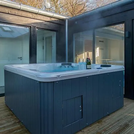 Holiday home Sleeps 18 Pool Wifi *